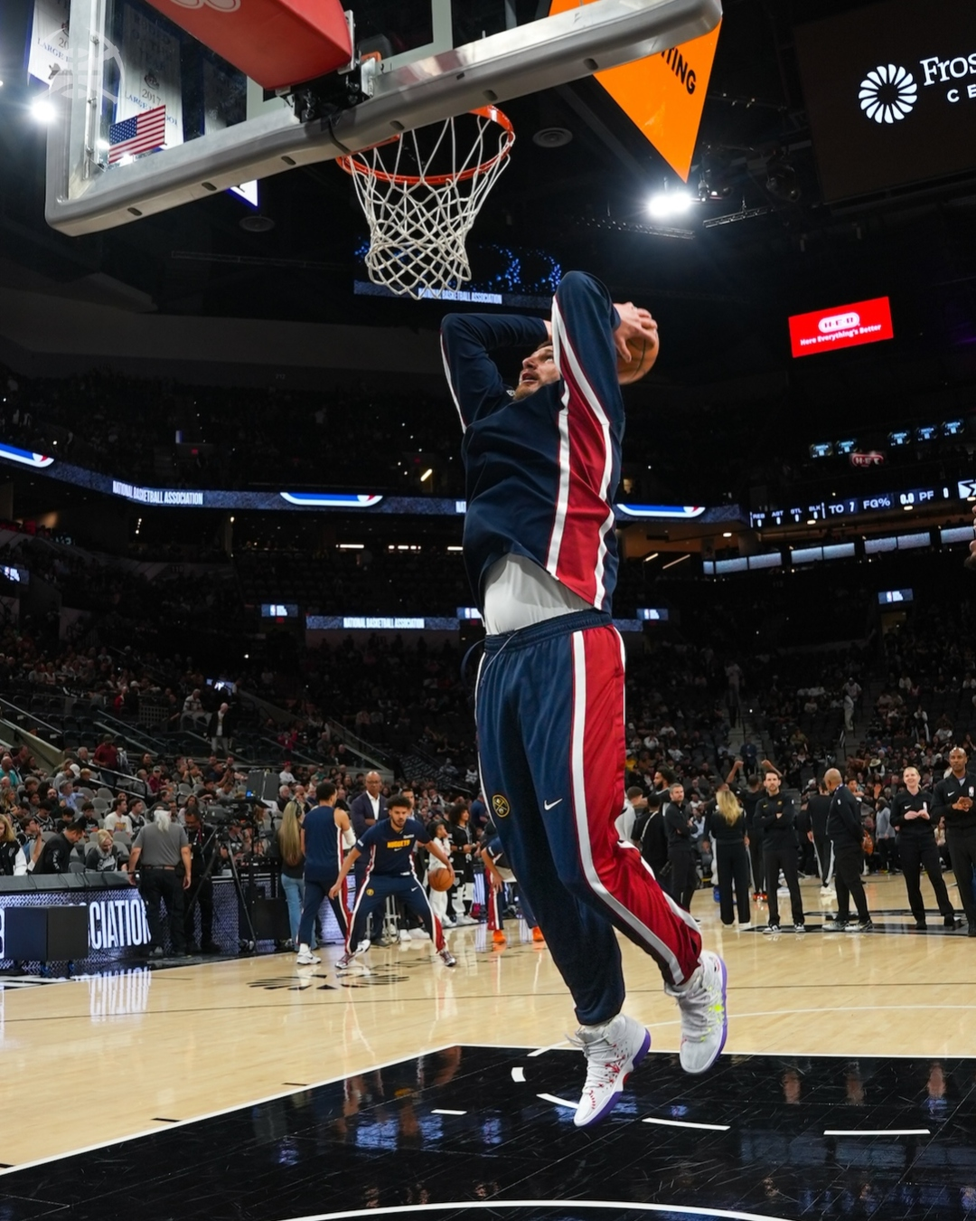 kaiyun-20分逆转！约基奇31分20板12助攻掘金击败马刺，卡斯尔三双徒劳